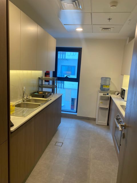 Full-size fridge, microwave, oven, cookware/dishes/utensils