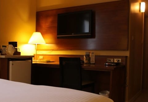 Standard Room, 1 Queen Bed | Premium bedding, in-room safe, individually furnished, desk