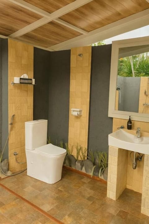 Villa, Air conditioning, Courtyard View | Bathroom | Separate tub and shower, free toiletries, hair dryer, slippers