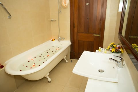 Super Deluxe Room | Bathroom | Free toiletries, hair dryer, bathrobes, slippers