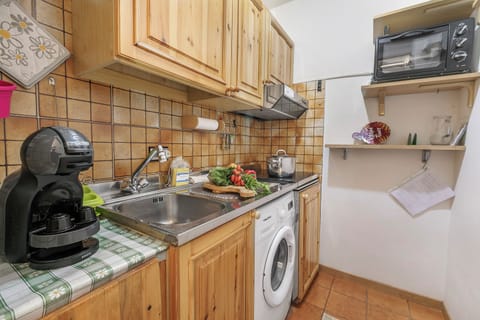 Standard Studio, Lakeside (Appartamento La Selva Incantata) | Private kitchen | Fridge, oven, stovetop, coffee/tea maker