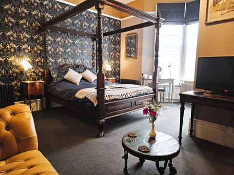 Four poster bedroom, ground floor | Individually decorated, individually furnished, desk, blackout drapes