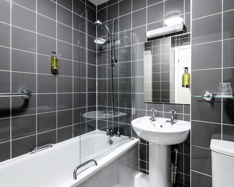 Standard Double Room | Bathroom | Combined shower/tub, free toiletries, hair dryer, towels