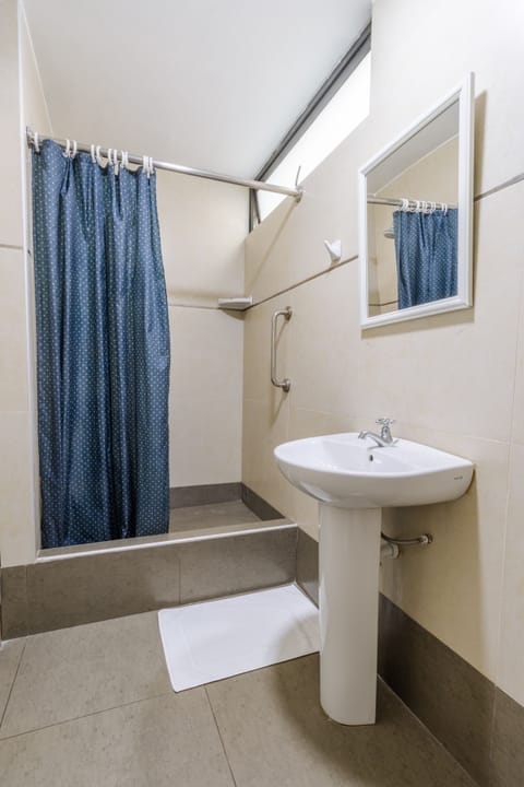 Superior Double Room | Bathroom | Shower, free toiletries, towels