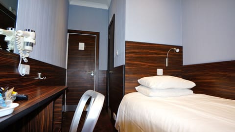 Single Room | In-room safe, desk, iron/ironing board, free WiFi