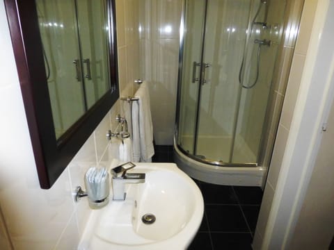 Double Room | Bathroom | Combined shower/tub, hair dryer, towels