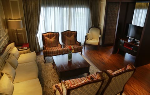 Royal Dutch Suite | Living room | Flat-screen TV