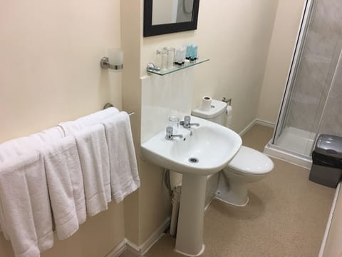 Comfort Quadruple Room, 1 Bedroom | Bathroom amenities | Shower, free toiletries, hair dryer, towels