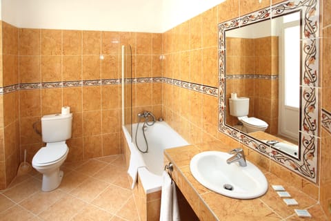 Quadruple Room | Bathroom | Shower, free toiletries, hair dryer, towels