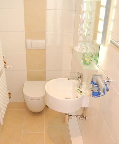 Comfort Double Room | Bathroom | Shower, hair dryer, towels