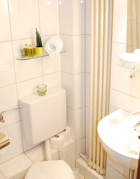 Comfort Double Room | Bathroom | Shower, hair dryer, towels