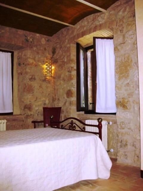 Desk, free cribs/infant beds, rollaway beds