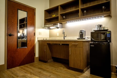 Elite Room, 1 King Bed, Accessible | Private kitchenette | Fridge, microwave, coffee/tea maker