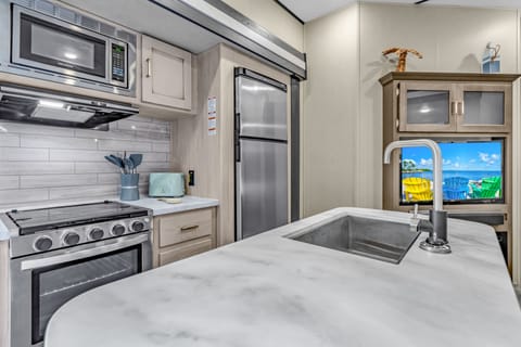 Luxury Mobile Home | Private kitchen | Mini-fridge, microwave, electric kettle, cookware/dishes/utensils