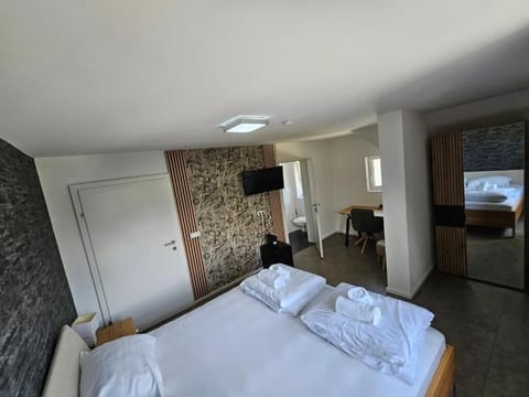 In-room safe, desk, free WiFi