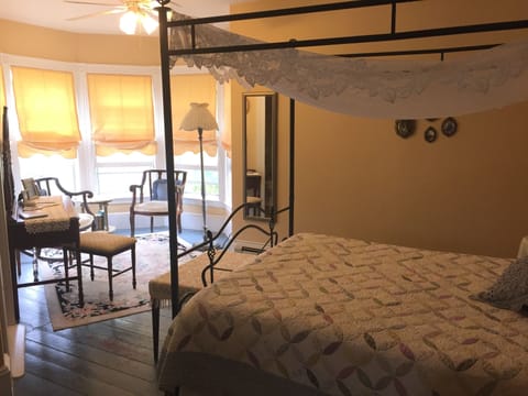 Standard Room, 1 Queen Bed (Evangeline) | Iron/ironing board, free WiFi