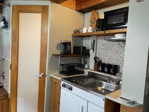 Design Tree House, 1 Bedroom | Private kitchen | Mini-fridge, microwave, coffee/tea maker, cookware/dishes/utensils