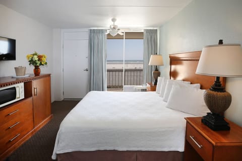 Standard Room, 1 Queen Bed (Oceanfront) | In-room safe, free WiFi, bed sheets