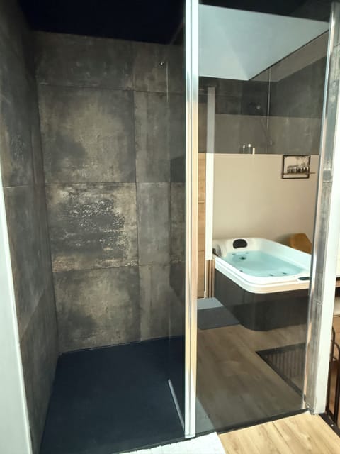 Deluxe Double Room | Bathroom | Jetted tub, rainfall showerhead, hair dryer, bathrobes