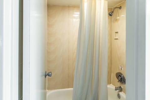 Combined shower/tub, deep soaking tub, rainfall showerhead