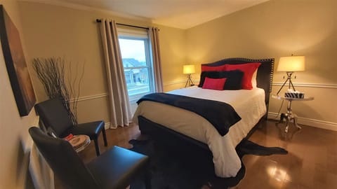 The Retreat, 1 Queen Bed, second floor, private bathroom across the hallway | 3 bedrooms, Egyptian cotton sheets, premium bedding, down comforters