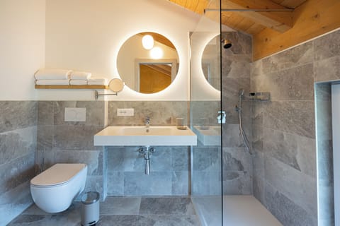 Superior Double Room, Private Bathroom | Bathroom | Shower, free toiletries, hair dryer, bathrobes