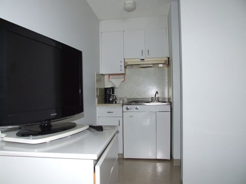 Superior Room, Kitchenette | Private kitchenette | Fridge, microwave, coffee/tea maker