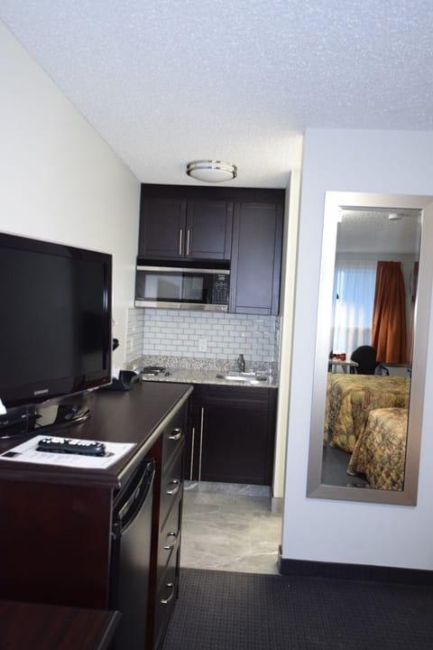 Superior Room, Kitchenette | Private kitchenette | Fridge, microwave, coffee/tea maker