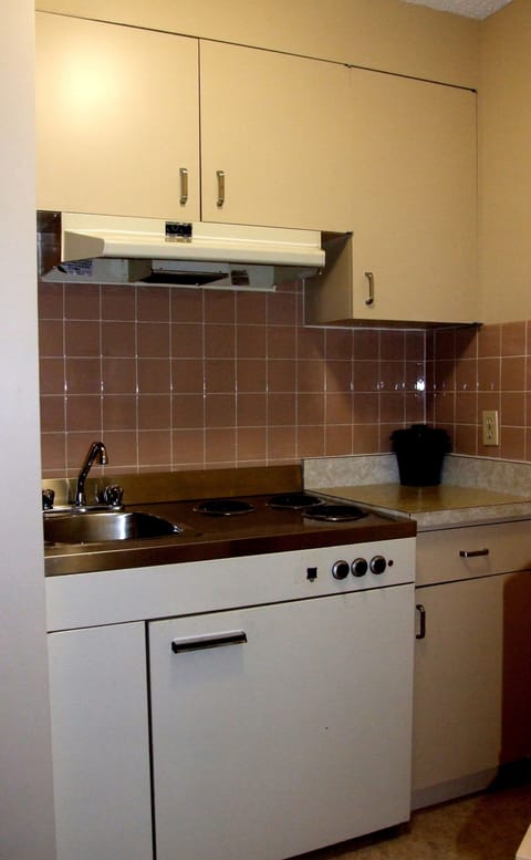 Superior Room, Kitchenette | Private kitchenette | Fridge, microwave, coffee/tea maker