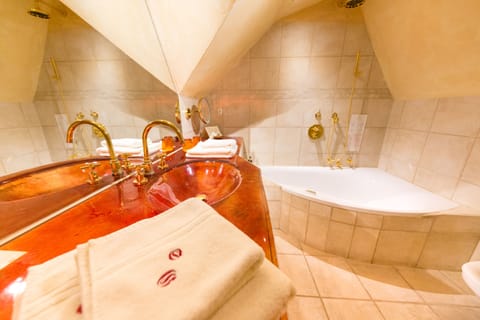 Deluxe Double Room | Bathroom | Shower, free toiletries, hair dryer, towels