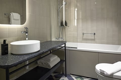 Art Deco Suite | Bathroom | Shower, hair dryer, slippers, bidet