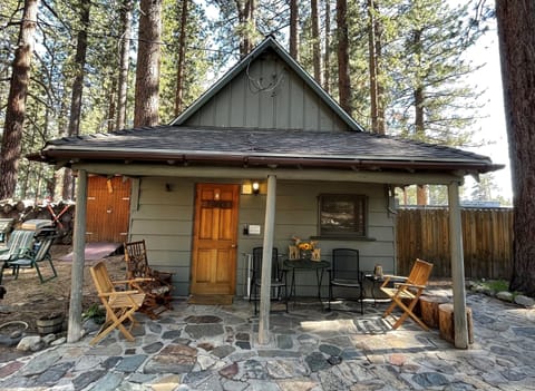 Cabin, 1 Queen Bed (Tisher) | Individually decorated, individually furnished, free WiFi, bed sheets