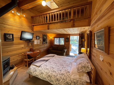 Cabin, 1 Queen Bed (Bears Den) | Individually decorated, individually furnished, free WiFi, bed sheets