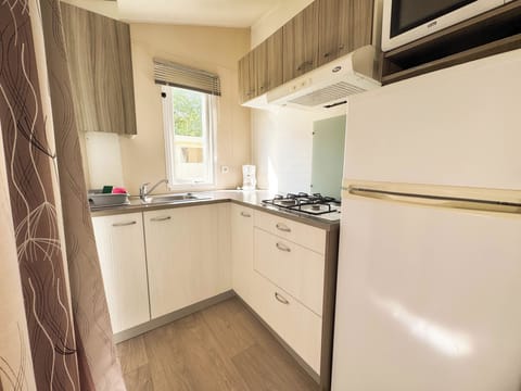 Cottage, 2 Bedrooms | Private kitchen | Microwave, highchair, cookware/dishes/utensils