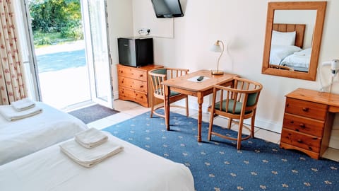 Room (9) | Premium bedding, desk, laptop workspace, free WiFi