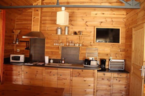 Comfort Cottage | Private kitchenette | Fridge, microwave, stovetop, coffee/tea maker