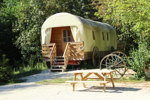 Wooden Caravan | 1 bedroom, blackout drapes, bed sheets