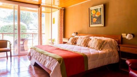 Exclusive Studio, 1 King Bed, Private Bathroom, Garden View | In-room safe, free WiFi, bed sheets