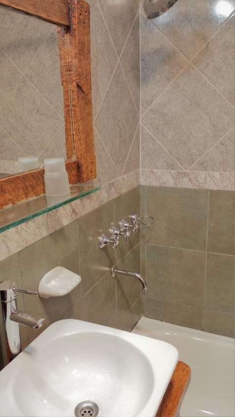 Combined shower/tub, hair dryer, towels