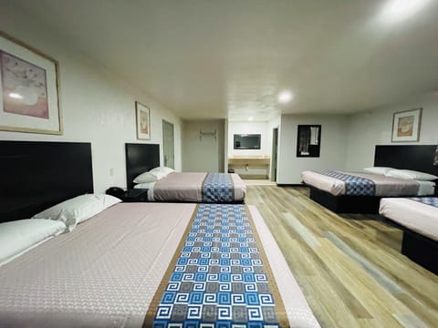 Deluxe Quadruple Room, 1 Bedroom | Free WiFi, bed sheets