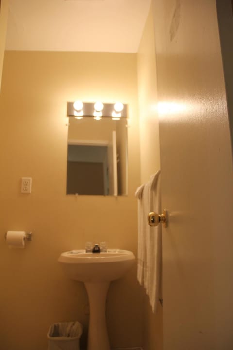 Shower, free toiletries, towels