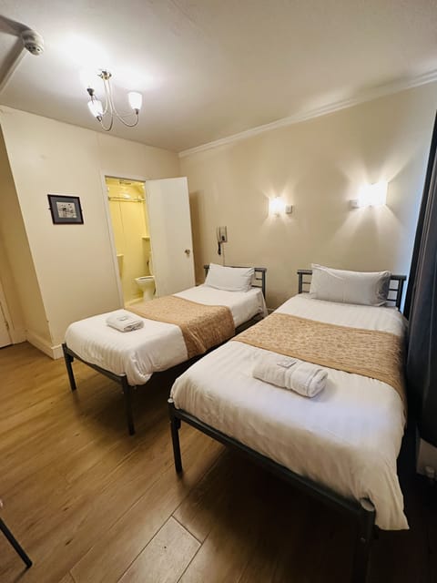 Twin Room, Ensuite | Iron/ironing board, bed sheets