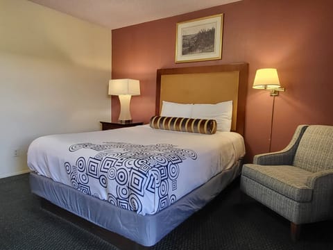 Classic Room, 1 Queen Bed | Desk, laptop workspace, iron/ironing board, free WiFi