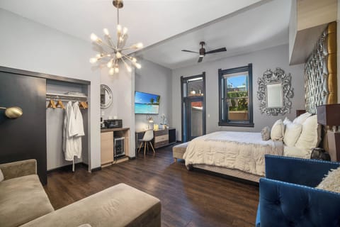 Studio, 1 Queen Bed, Private Bathroom | Iron/ironing board, WiFi (free)