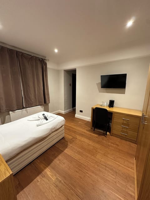 Deluxe Single Room | Desk, bed sheets
