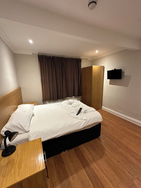 Deluxe Double Room | Desk, bed sheets