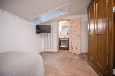 Single Room, Mountain View | Bathroom | Shower, free toiletries, hair dryer, towels