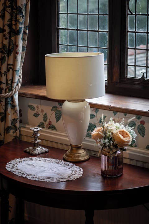 Standard Twin Room, Private Bathroom (Latham) | Individually decorated, individually furnished, iron/ironing board