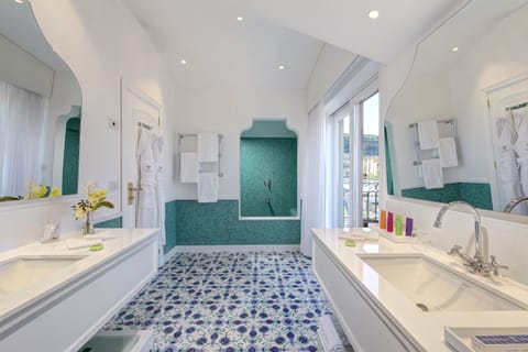 Suite, Balcony, Sea View (Sorrento) | Bathroom | Free toiletries, hair dryer, bathrobes, slippers