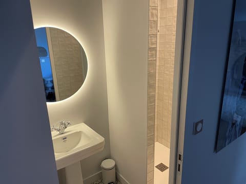 Deluxe Double Room, Garden View | Bathroom shower
